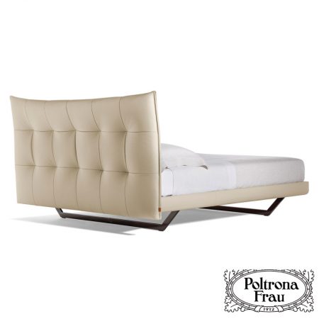 Aurora Tre bed by Poltrona Frau - Image 3