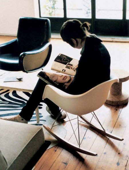 sedia a dondolo Eames Plastic Armchair RAR di Vitra - immagine 2